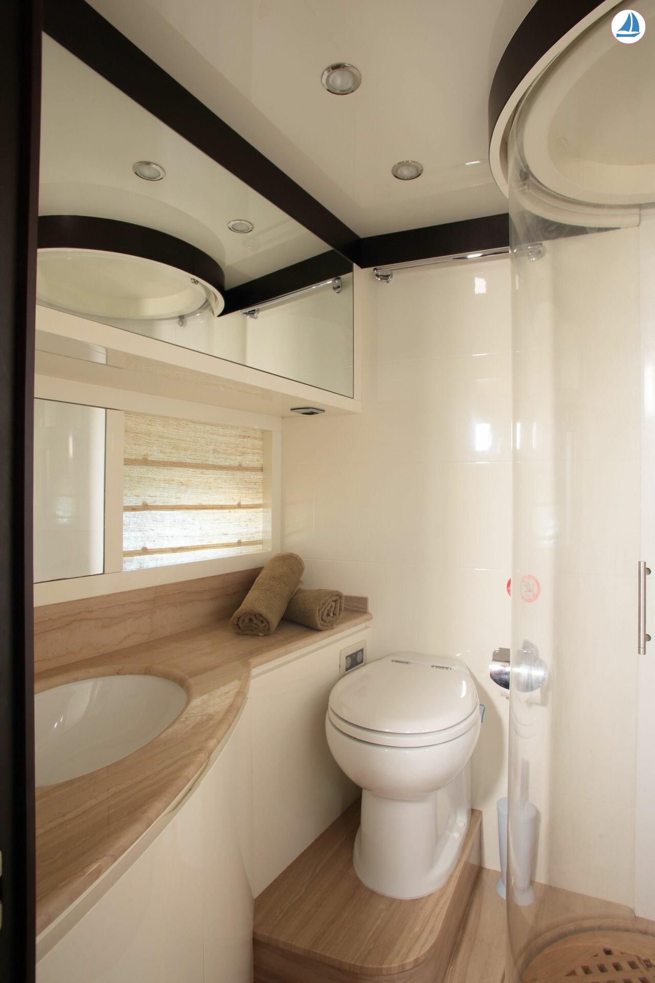 photo Astondoa 66 18