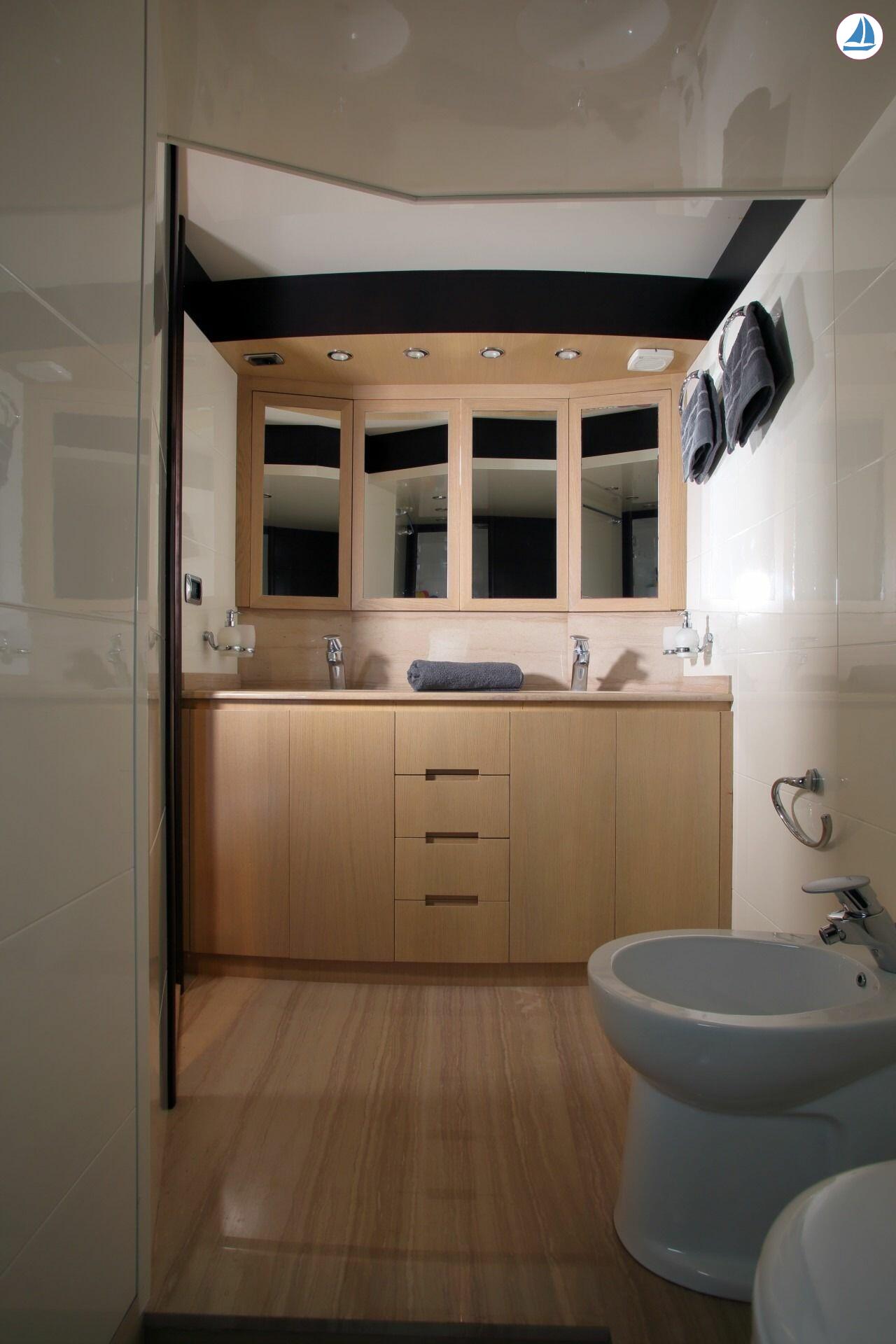 photo Astondoa 66 24