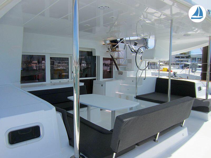 photo Lagoon 450 S 10