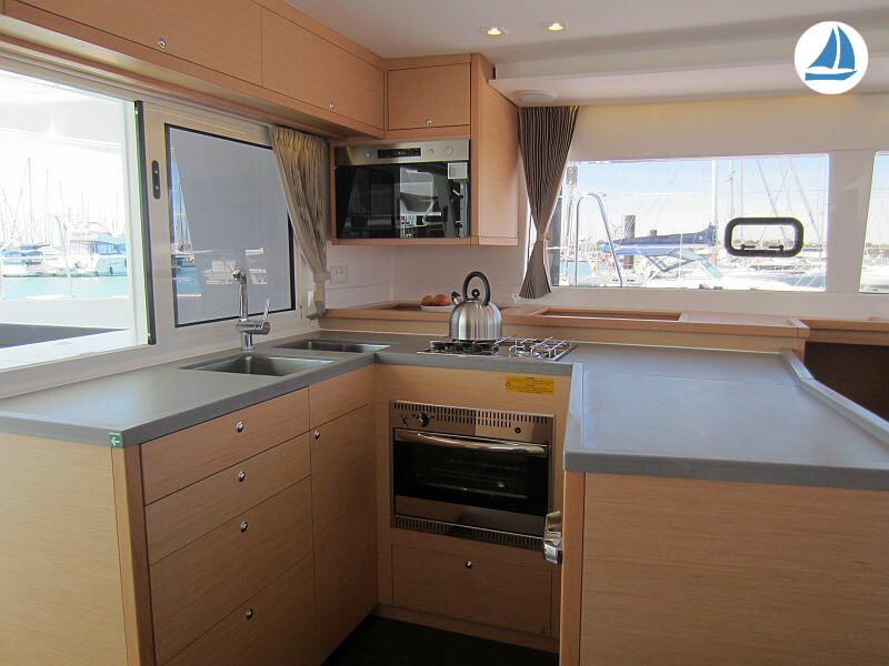 photo Lagoon 450 S 11