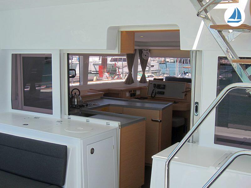 photo Lagoon 450 S 12